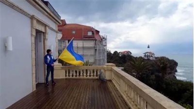 ناشطان يستوليان على منزل الزوج السابق لابنة الرئيس الروسي ويمنحانه للاجئين الأوكران 