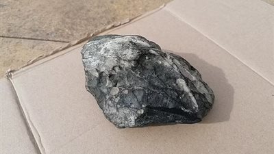 بعد البحث 18 شهرا.. بريطاني يعثر على نيزك هبط بالقرب من منزله |صور