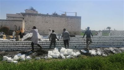 إزالة 4 حالات تعد بالبناء المخالف على الأراضي الزراعية في المنيا