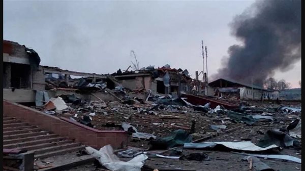 آثار القصف على قاعدة