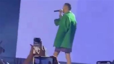 شورت وجاكيت أخضر.. ويجز بـ زي غير مألوف خلال حفله بموسم الرياض | فيديو