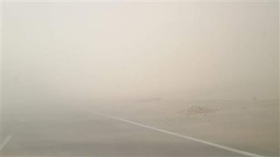 عاصفة ترابية تضرب طريق الغردقة سفاجا جنوب البحر الأحمر 