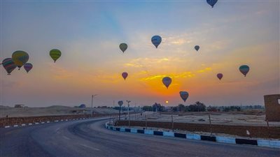 الرياح الشديدة تلغي رحلات البالون الطائر.. وانتظام حركتي الملاحة النهرية والجوية بالأقصر