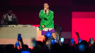 ويجز لمنتقدي إطلالته بحفل السعودية: اهتموا باللاجئين زي ما بتهتموا بالموضة