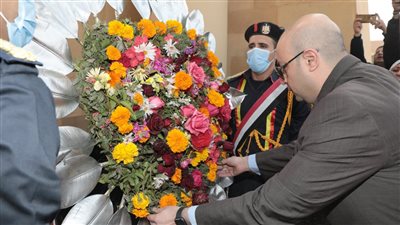 محافظ بني سويف يضع أكليلا من الزهور على النصب التذكاري للشهداء بحديقة الشلال