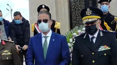 احتفالًا بالعيد القومي.. محافظ الفيوم يضع إكليلًا من الزهور على النصب التذكاري ويفتتح مدرسة | بث مباشر