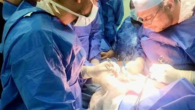 واقعة فريدة.. استخراج هاتف محمول من معدة شاب في الغربية 