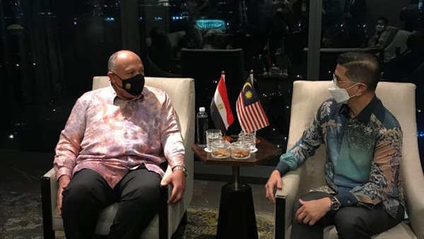 وزير الخارجية يرتدي