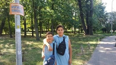 بعد إنقاذه الأطفال اليمنيين.. ننشر نص محادثات المصري إسلام العشيري مع والدهما | صور 