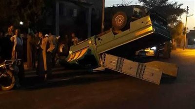 إصابة سائق وتباع في حادث انقلاب سيارة نصف نقل على الطريق الصحراوي بسوهاج