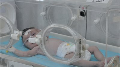 تصل لـ300 ألف جنيه.. والد الطفل المتوفى بسبب الإهمال الطبي بالجيزة: المستشفى عرضت عليا فلوس للتنازل عن القضية