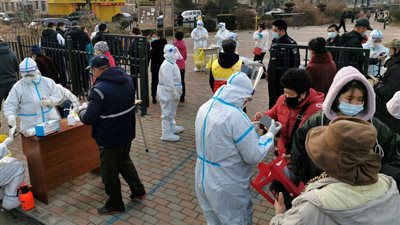 الصين تسجل أكثر من 1400 إصابة جديدة محلية بفيروس كورونا خلال يوم