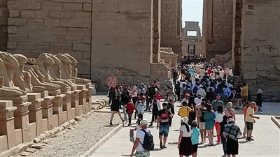 إقبال سياحي كبير على معبد الكرنك للاستمتاع بالأجواء الدافئة في أحضان الآثار| صور
