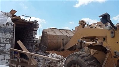 إزالة 6 حالات تعد بالبناء على أرض زراعية بالمنيا