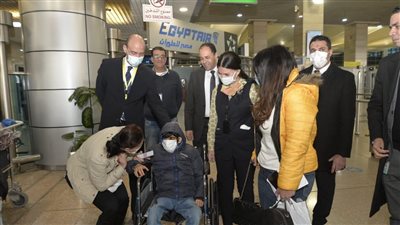 يتكلف 32 مليون جنيه.. الشاب مصطفى محمد يغادر مع والدته إلى أمريكا لتلقي العلاج تنفيذًا لتكليفات الرئيس