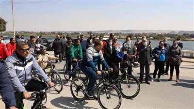 احتفالا بالعيد القومي.. محافظ المنيا يطلق شارة البدء لماراثون دراجات على كورنيش النيل