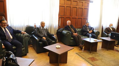 ميناء الإسكندرية يبحث مع الغرفة التجارية تأثير الصراع الروسي الأوكراني على الأسواق والعملة