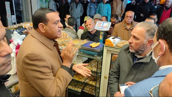 محافظ البحيرة خلال