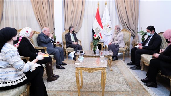 وزيرة البيئة وسفير