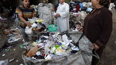 نقيب الزبالين: نتعاقد مع شركات النظافة لجمع القمامة من الباطن.. و10 جنيهات على كل وحدة