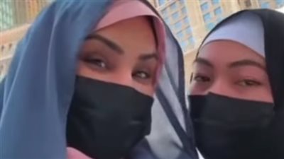 أحلام الشامسي تؤدي مناسك العمرة رفقة مدبرة منزلها عقِب اعتناقها الإسلام | فيديو 