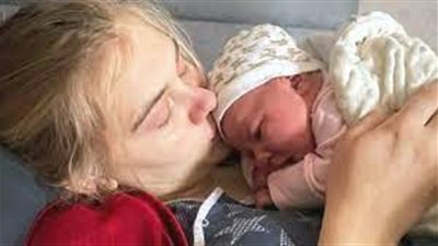 بعد محاصرة منزلها وقطع الكهرباء.. سيدة أوكرانية تضع مولودها على ضوء الشموع