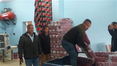 ضبط 77 طن مواد غذائية معاد تعبئتها لإعادة بيعها داخل مصنع في المريوطية