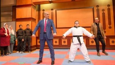 بكامل أناقته.. عميد تربية رياضية جامعة طنطا يشارك طالب من ذوي الهمم تدريبات لعبة الكاراتيه | فيديو 