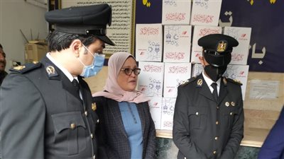 تضامن بورسعيد ورجال الشرطة يوزعون الورود وكرتونة رمضان على المسنين والأيتام | صور