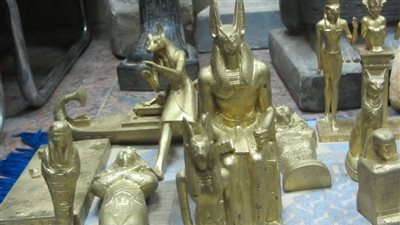 إحالة 16 متهمًا بينهم أردني الجنسية للمحاكمة العاجلة لاتهامهم بالاتجار في الآثار بالبدرشين