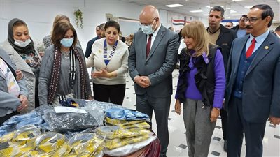 رئيس جامعة بنها يفتتح معرض الملابس الخيري للطلاب