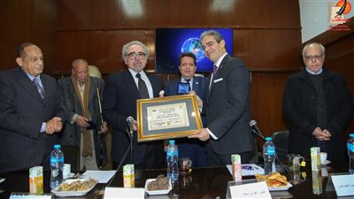 اتحاد كتاب مصر يكرم نقيب الإعلاميين لدوره في ضبط المشهد الإعلامي