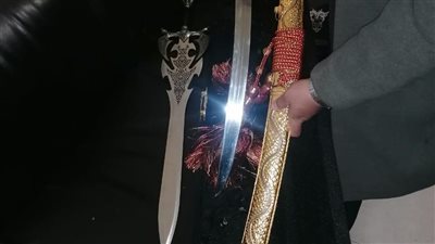 جمارك مطار القاهرة تحبط محاولة تهريب سيوف بحوزة راكب قادم من السعودية |صور