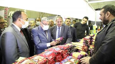 محافظ المنيا: 23 مشارك بعروض وخصومات تصل من 20% إلى 30% بمعرض 