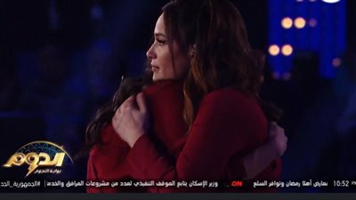  هند صبري تحضن متسابقة بالدوم.. وتوجه لها نصيحة: الأحاسيس يا تسوقنا يا نسوقها