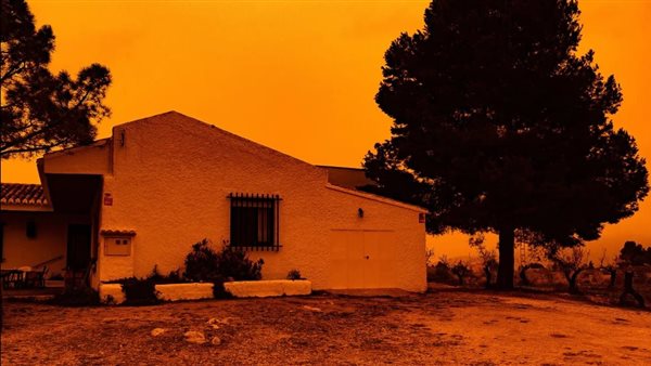 عاصفة ترابية تضرب