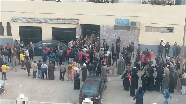 تجمع العشرات أمام