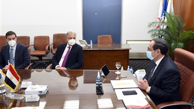 بعد أزمة روسيا.. مصر تناقش خطط النقل البحري للبترول والغاز المسال مع شاندريس اليونانية