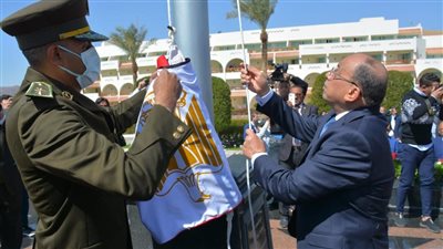 وزير التنمية المحلية يرفع العلم المصري على أرض طابا بمناسبة الاحتفال بالعيد القومي لجنوب سيناء