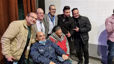 أمل الطائر يحضر على كرسي متحرك.. واستقبال خاص من مدحت العدل │ صور