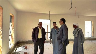 محافظ أسوان يكلف فريق وحدة حياة كريمة بالتعامل الفوري مع شكاوى الأهالي 