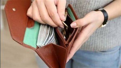 عالم أزهري: يحق للمرأة معرفة راتب زوجها.. ولا يجوز التفتيش في محفظته   