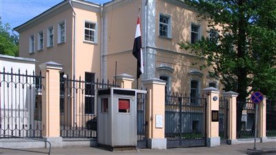 سفير مصر بموسكو يلتقي مجموعة من المواطنين المغادرين لـ أوكرانيا عبر الأراضي الروسية