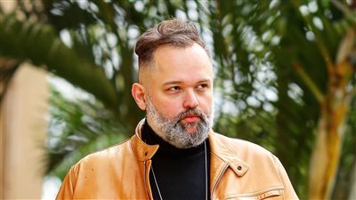 محمد محمود عبد العزيز يطالب بالدعاء لزوجته: نزيف دخلي بسبب ولادة صعبة