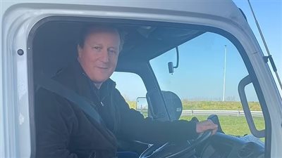 رئيس الوزراء البريطاني السابق يخصص سيارة لنقل الملابس للاجئين الأوكران على الحدود البولندية | صور 