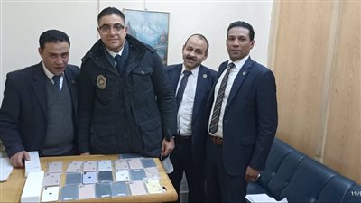 جمارك مطار القاهرة تضبط راكبة حاولت تهريب 22 هاتف حول جسدها