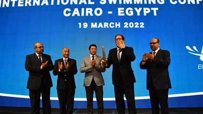 وزير الرياضة يشهد فعاليات المؤتمر الدولي الأول للسباحة │ صور