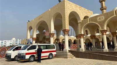 وصول جثمان زوجة صفوان ثابت للمجمع الإسلامي بالشيخ زايد لأداء صلاة الجنازة عليها | صور وفيديو