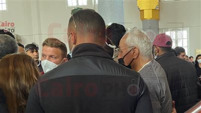 أول صورة لرجل الأعمال صفوان ثابت خلال تشييع جثمان زوجته 