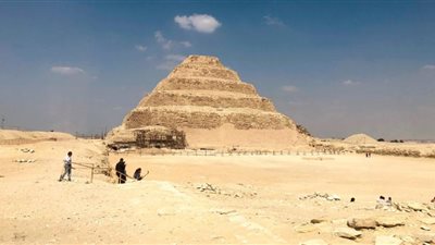 في ظهره تمثال منحوت بدقة.. أنباء عن كسر حجر أثري ضخم في حفائر سقارة | خاص